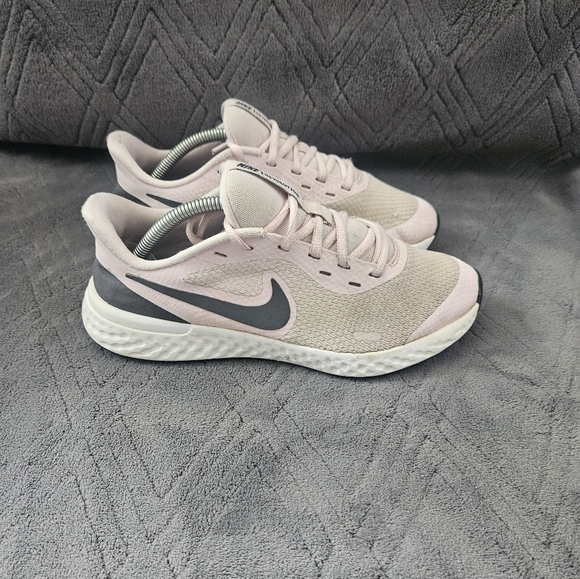 Nike Girls Revolution 5 BQ5671-601 Pink Black Running Shoes Sneakers Size 6Y. - Picture 1 of 9